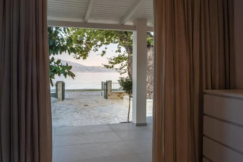 The Beach House, Skaloma