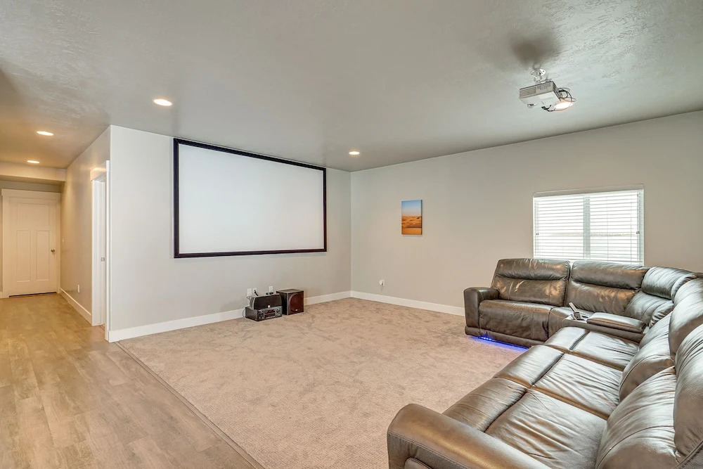 Lovely Walk-out Apt w/ Movie Screen: 20 Mi to Slc!