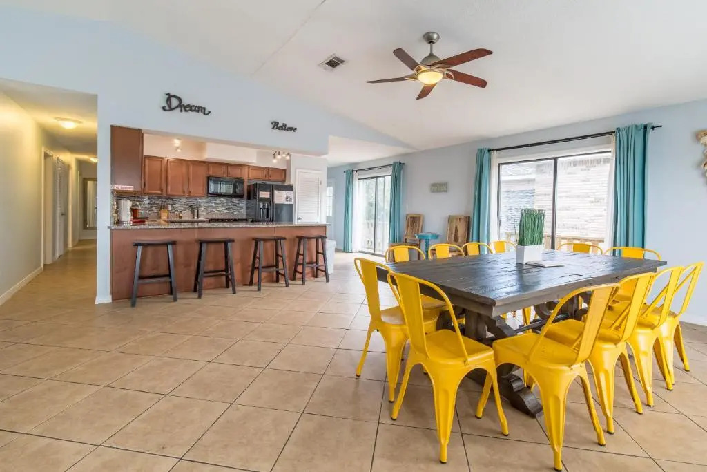 Zula Life Beach House, Sleeps 16, Private Heated Pool and Spa, 4min Walk To The Beach, Pets Welcome, Fenced Yard