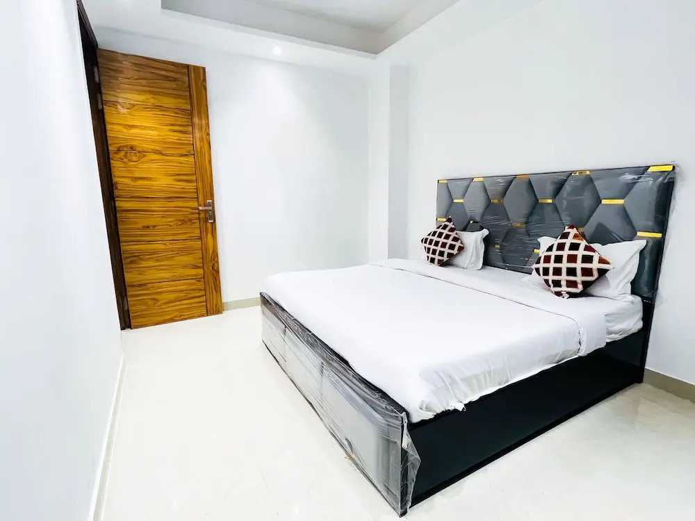Roomshala 160 Hotel Red