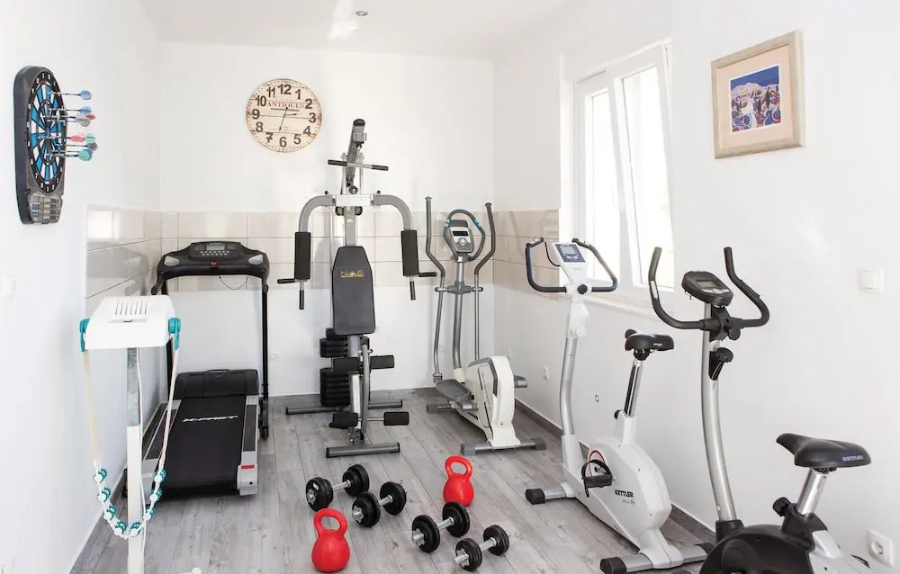 Awesome Home in Mavarstica with WiFi, 7 Bedrooms, Hot Tub