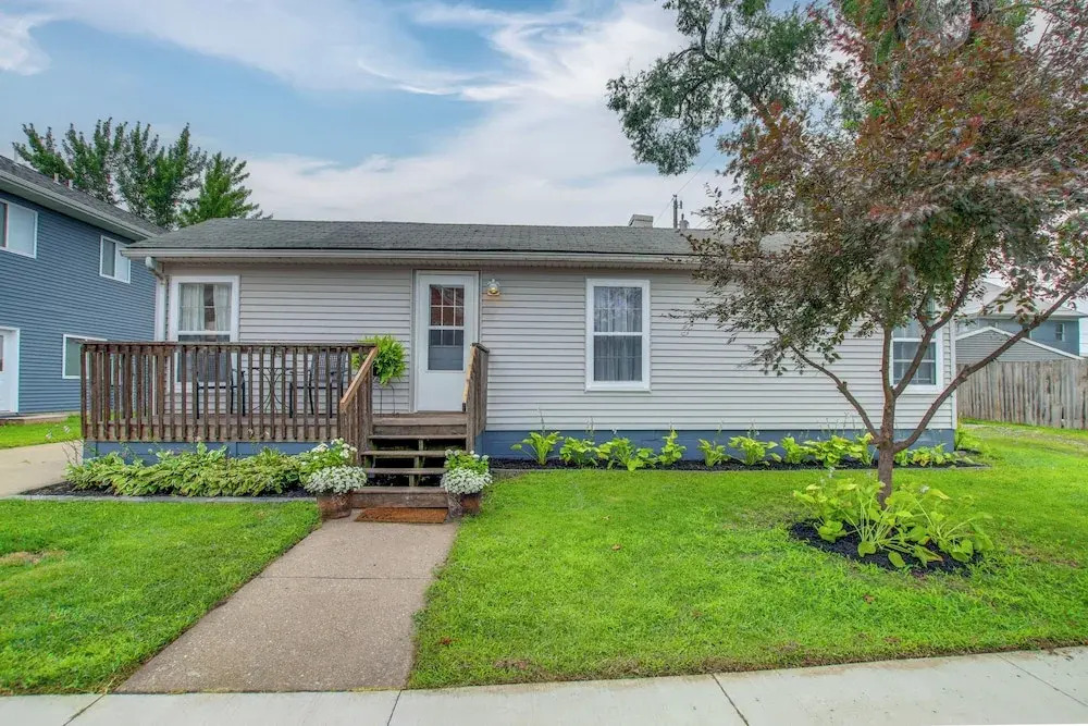 Home Near Kinnick, UI Health & Amish Country
