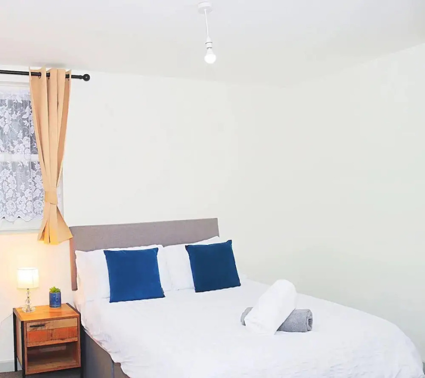 Lancing Apartments - Spacious 2 Bed - Sleeps 6 - Burnham Village