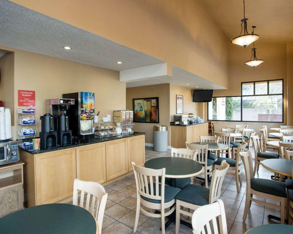 MorningGlory Inn & Suites