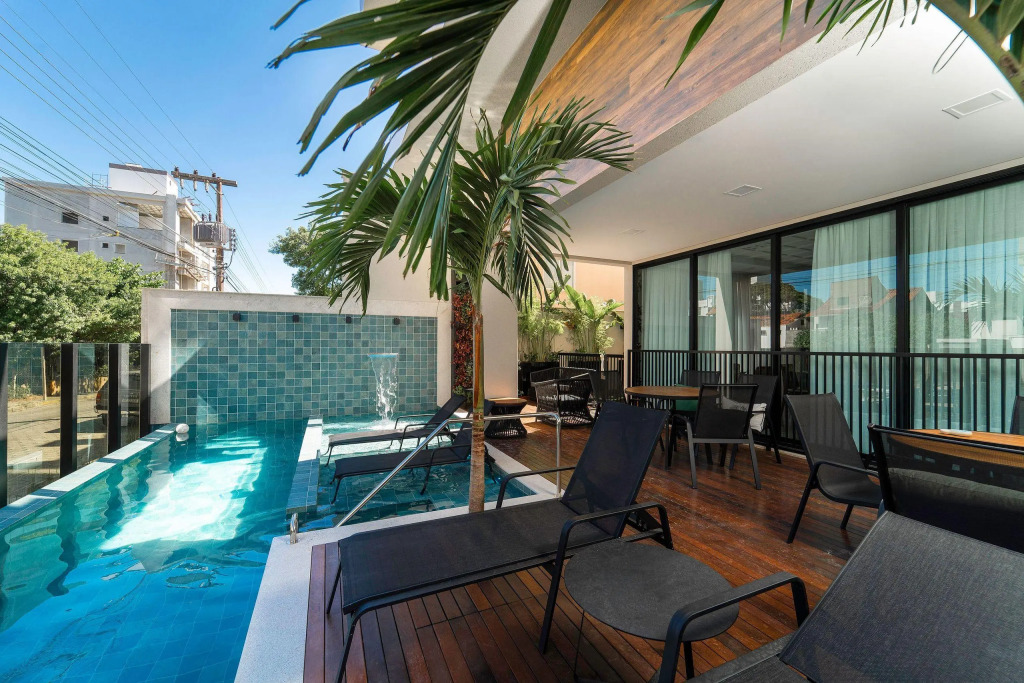 Lindo Apartamento com 2 suítes e piscina em Bombas 705
