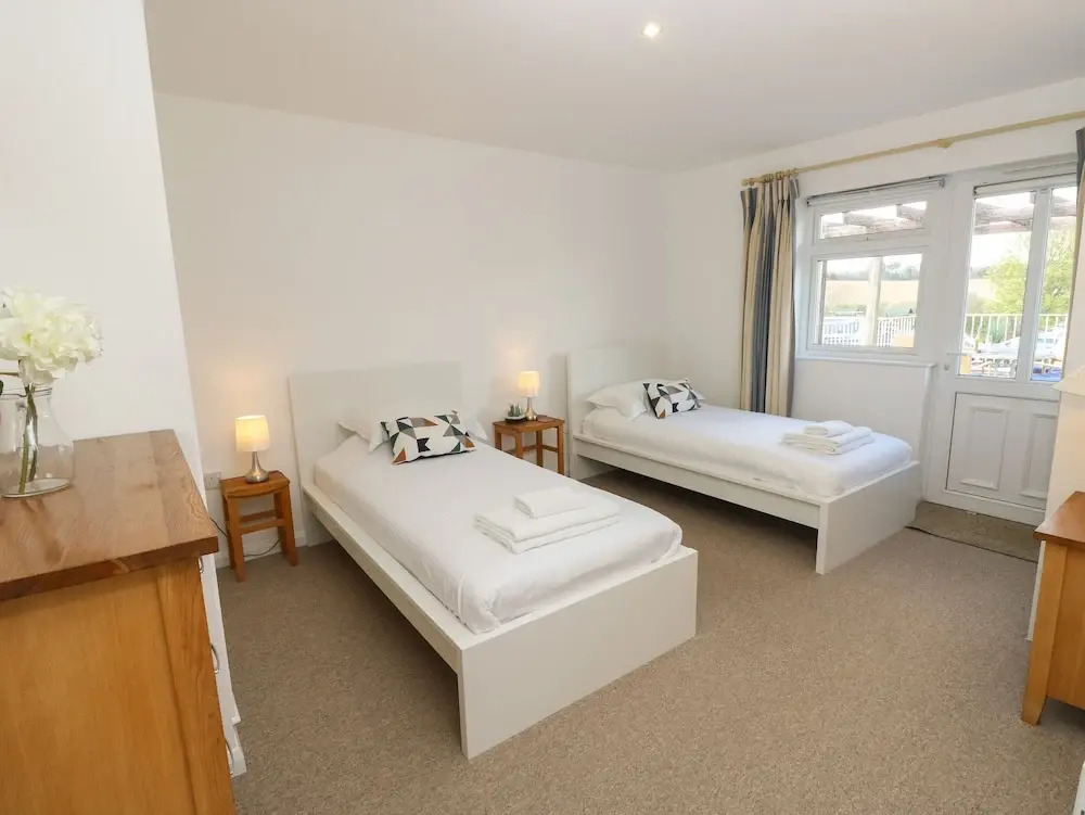 8 Munday Cottages