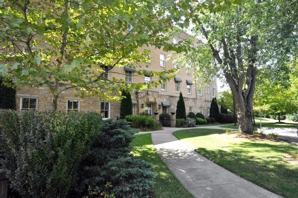 Biltmore Village Hideaway - 2 Br Condo