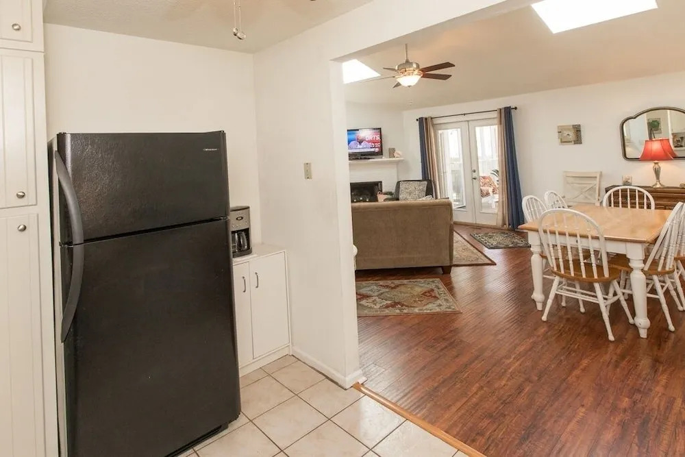 Beach Wood Retreat 4 Bedrooms 2 Bathrooms Home