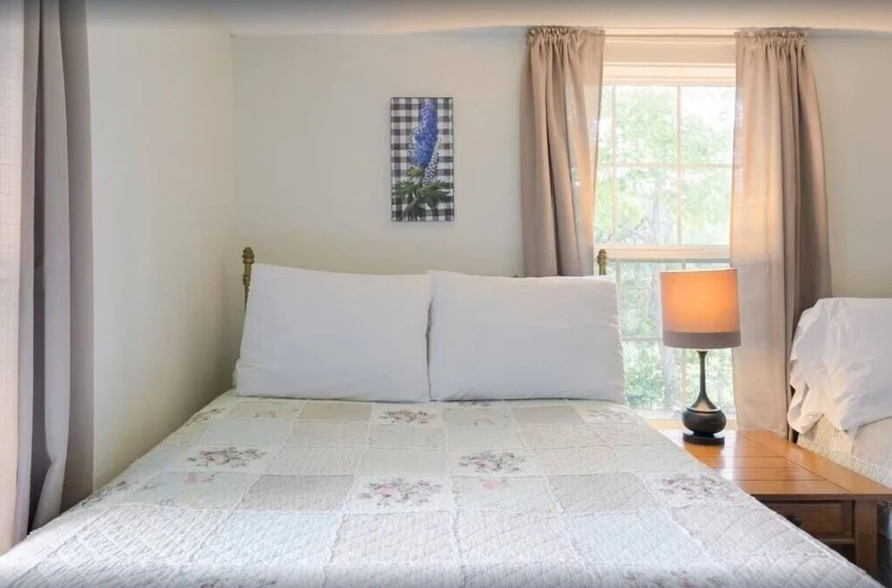 A Mountain Cottage 2 Bedroom Cabin by RedAwning