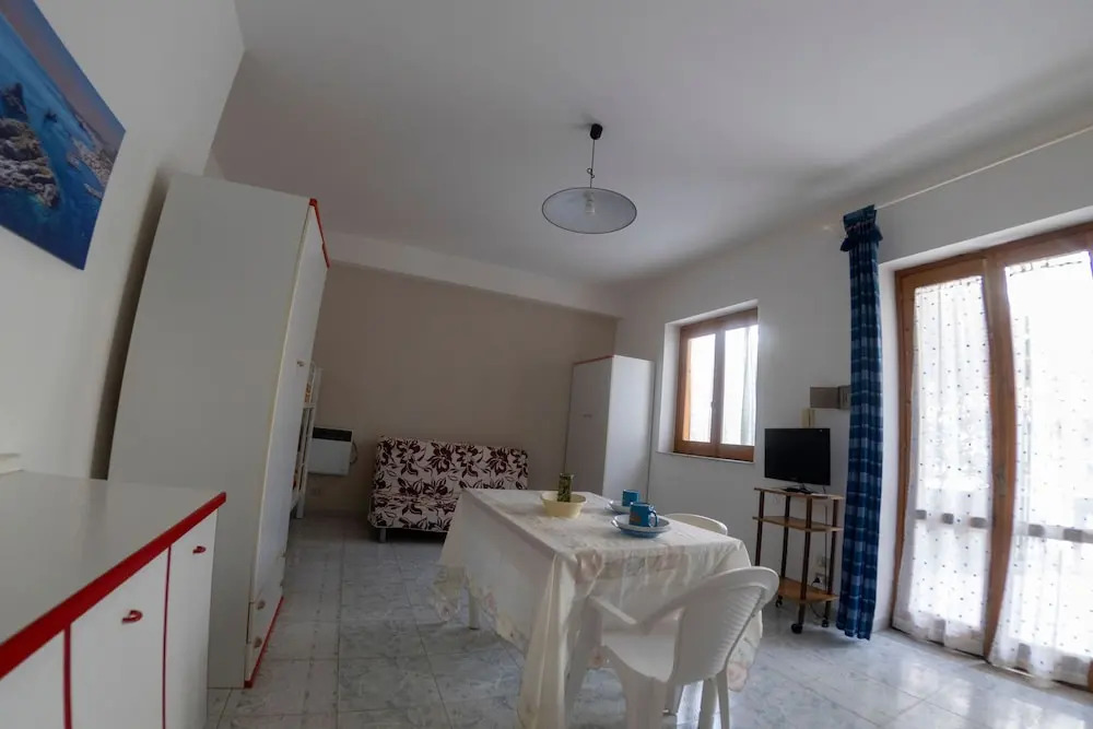 Furnished Open-space Apartment Near the sea and Commercial Points