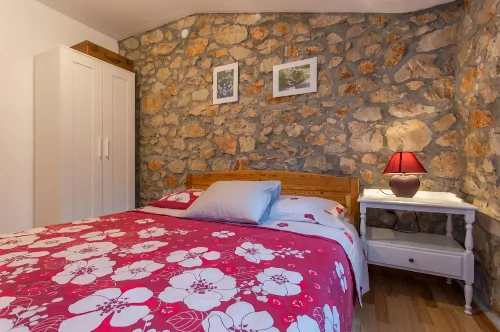 Peaceful Getaway in Polje with Garden