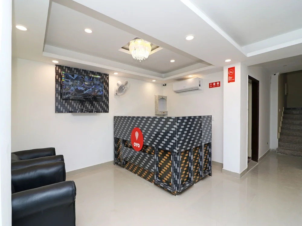 OYO 13658 Hotel Tanish Palace
