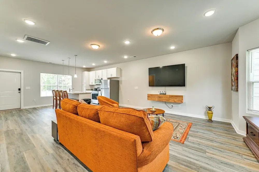 Modern Townhome w/ Yard: 5 Mi to Dtwn Charlotte