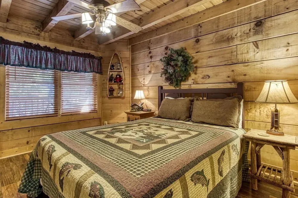 ER254 - Hibernation Hideaway Great Location - Close To Town! 5 Bedroom Cabin by RedAwning