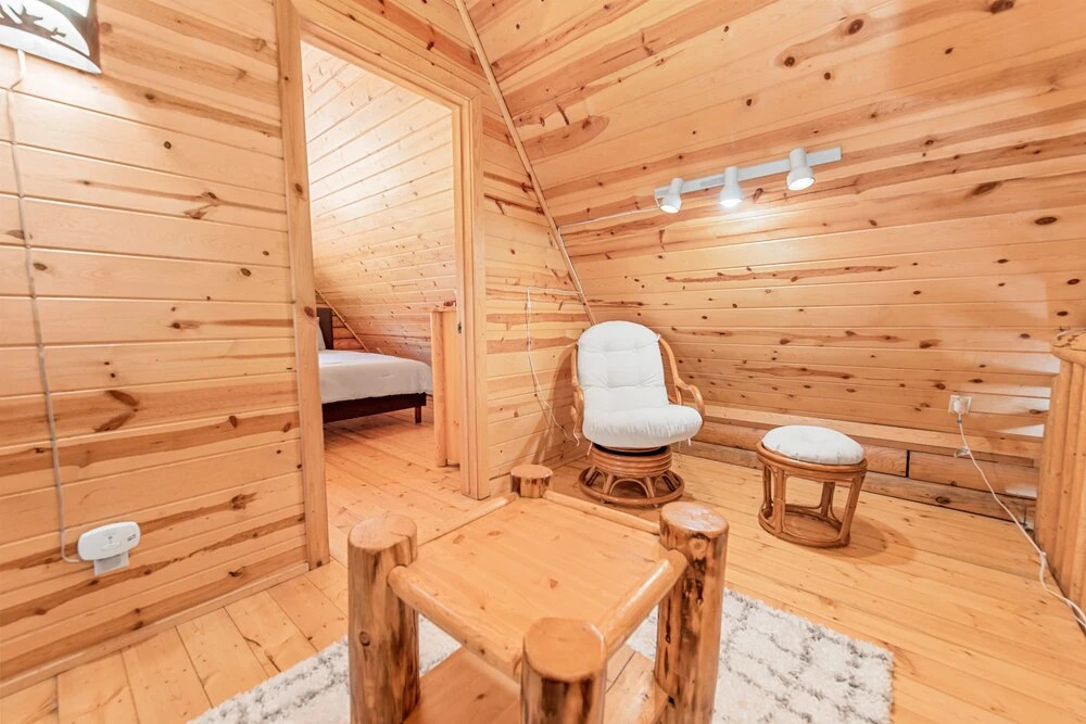 Goldilocks Cabin - Real Log Style Cabin, Premium Location, Close To Bear Mountain With Hot Tub! 2 Bedroom Cabin