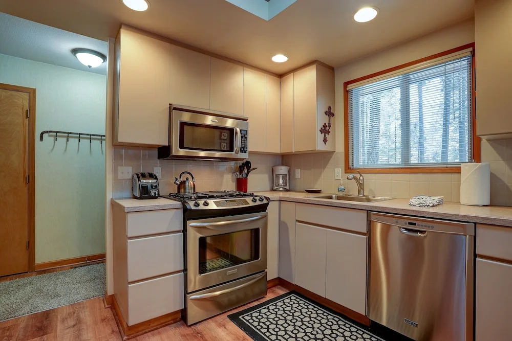 Pet-Friendly 6 Otter Home features Bikes to Explore Sunriver Village