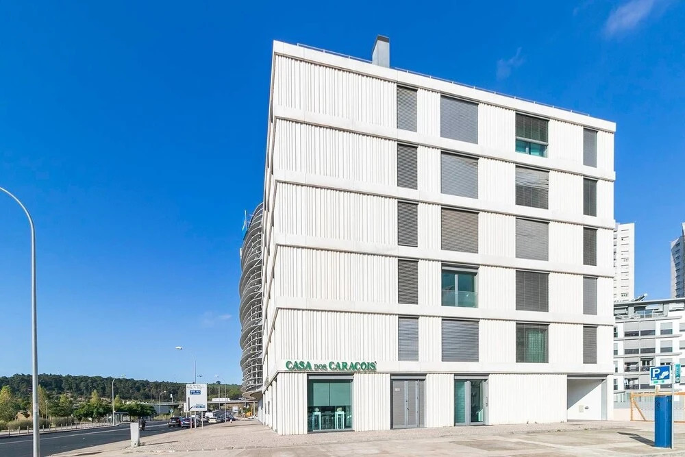 Spacious Apartment in Residential Campolide