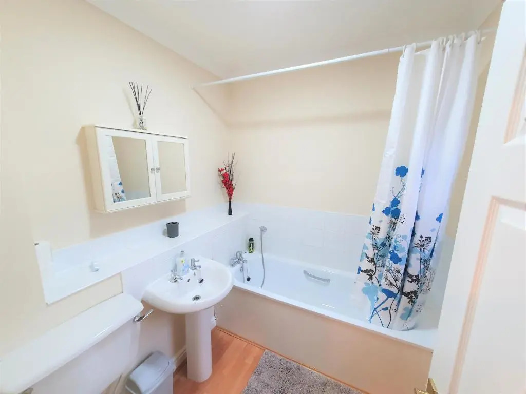 Friars Walk 2 with 2 bedrooms, 2 bathrooms, fast Wi-Fi and private parking