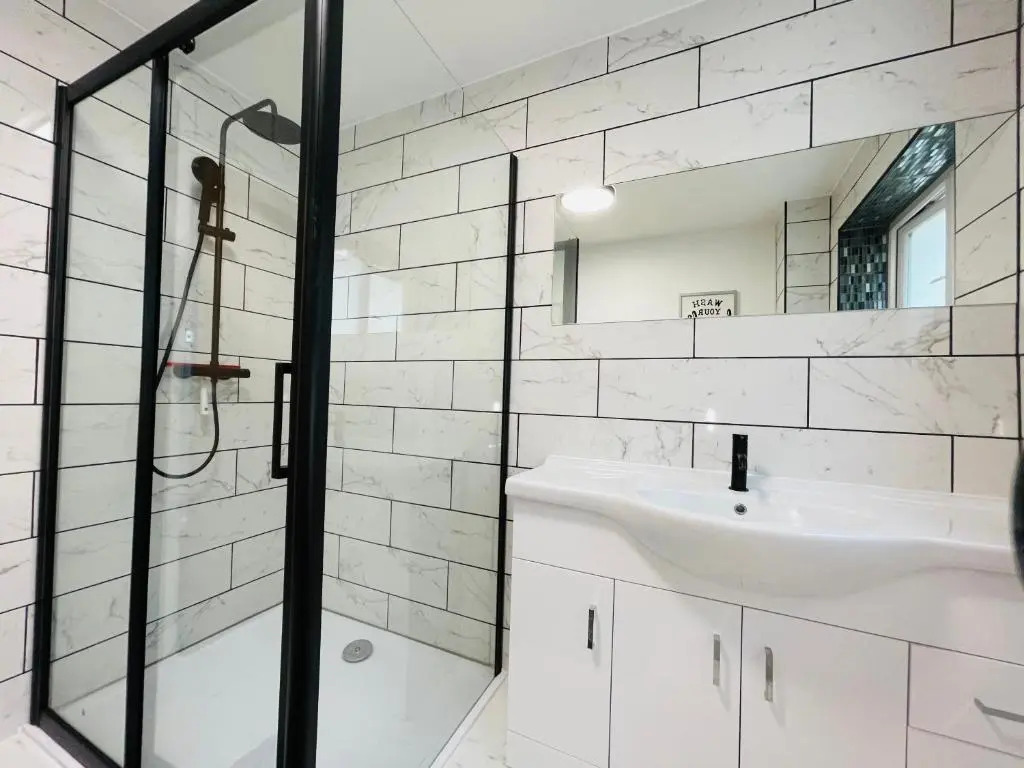 Cheerful 5-bedroom with free parking