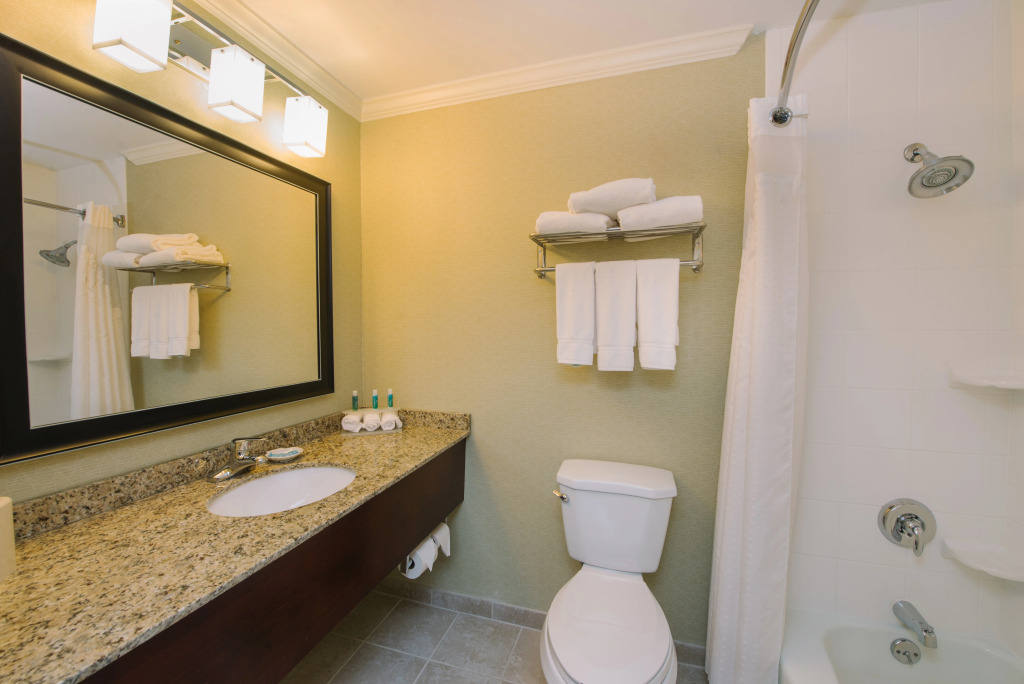 Holiday Inn Express and Suites Merrimack - Nashua by IHG
