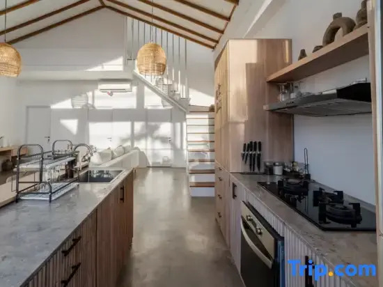 Sea Breeze Retreat Modern 3BR Villas in Canggu