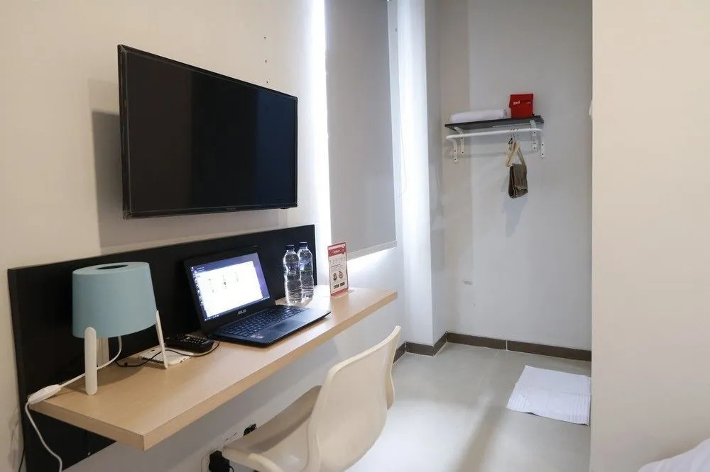 RedDoorz Plus Syariah near Mall Pondok Indah