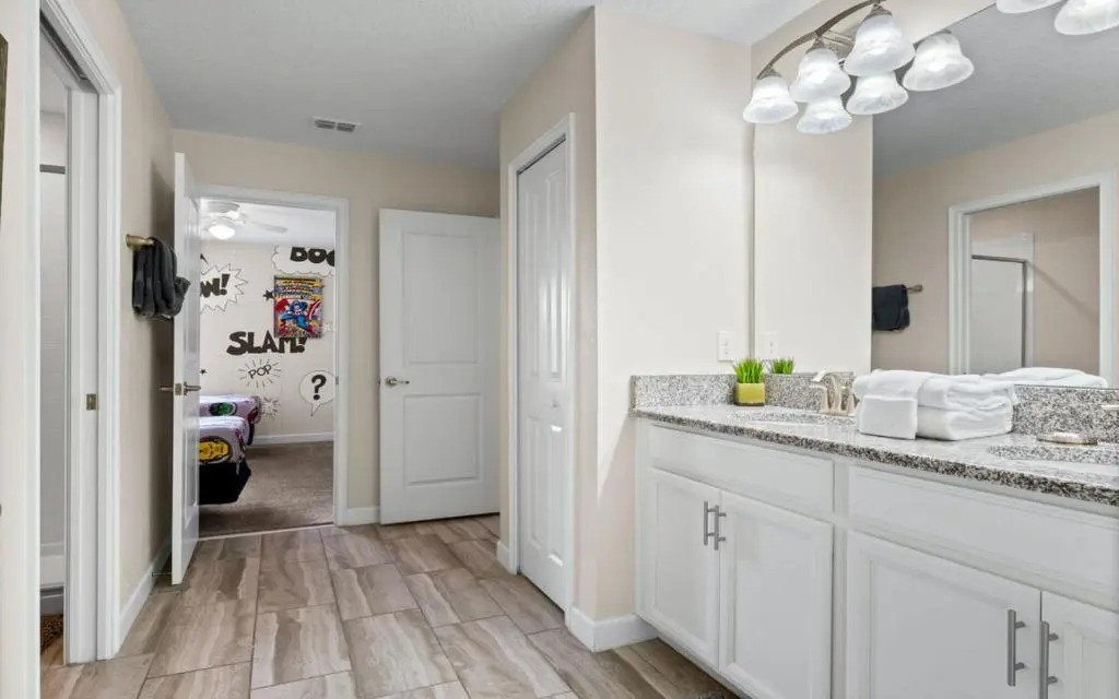 Large Jewel 8 BED House FREE Water Park