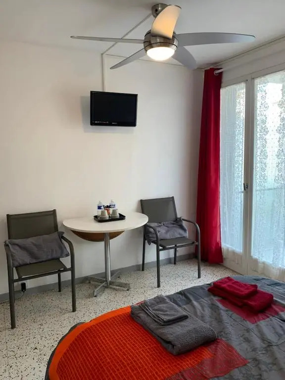 Agréable Studio, belle terrasse, Parking privé, 2 étoiles