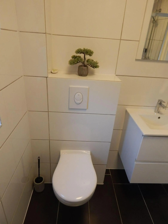 Wunderschoenes-freistehendes-Ferienhaus-an-der-See-Sauna-Strand-Yachthafen-WLAN