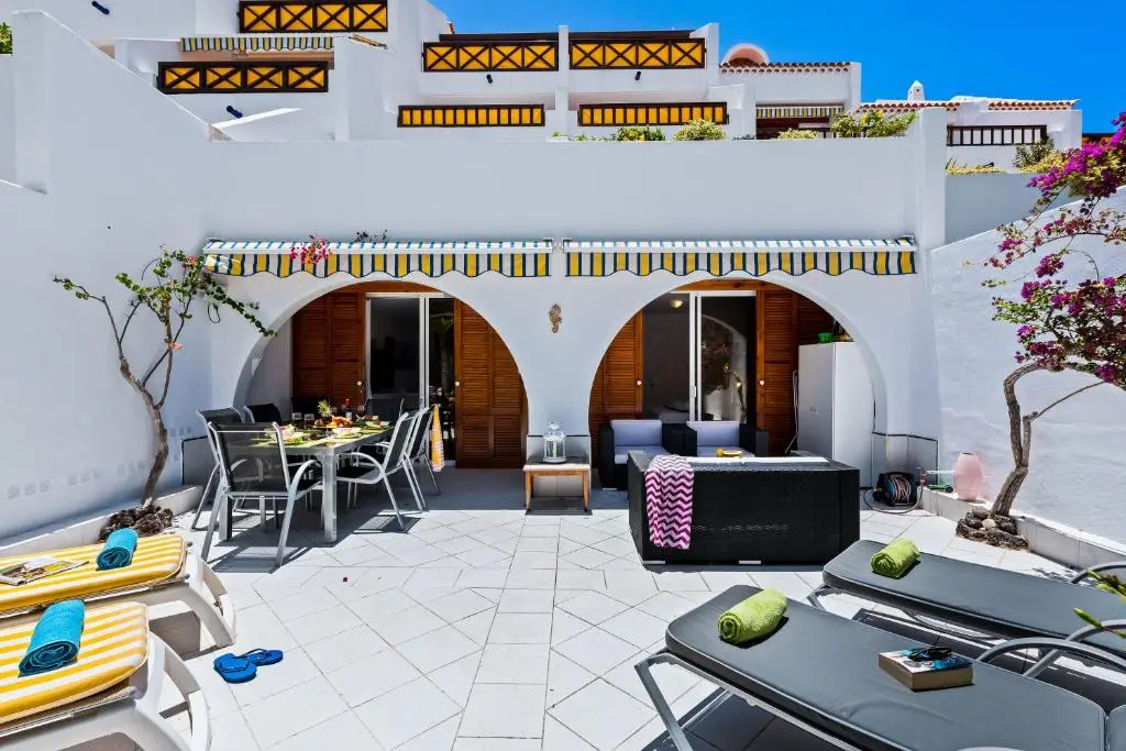 95 GREAT LOCATION IN Las AMERICAS, SEA FRONT!