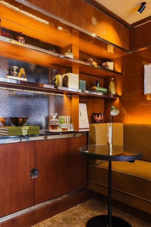 Confidential Suite 6, a Stone's Throw From the Louvre