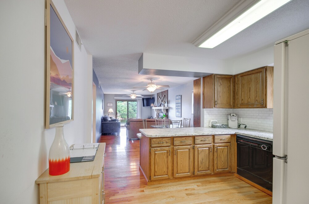 Cozy Lake Ozark Condo Rental w/ Grill, Pool Access