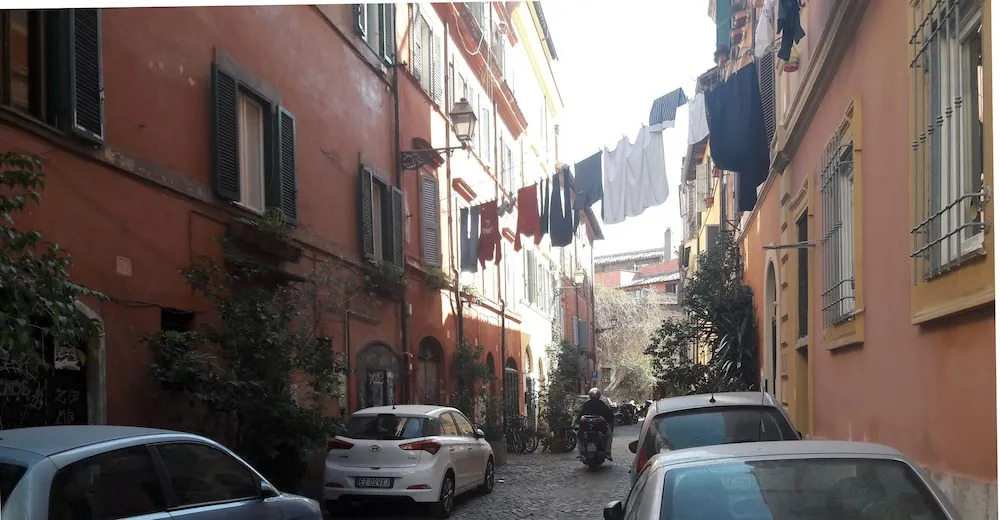 Anastasia Hidden Balcony - An hidden balcony inside Trastevere