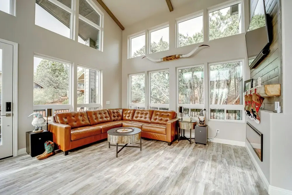 Hot Tub + Deck: Mtn-View Pine Getaway