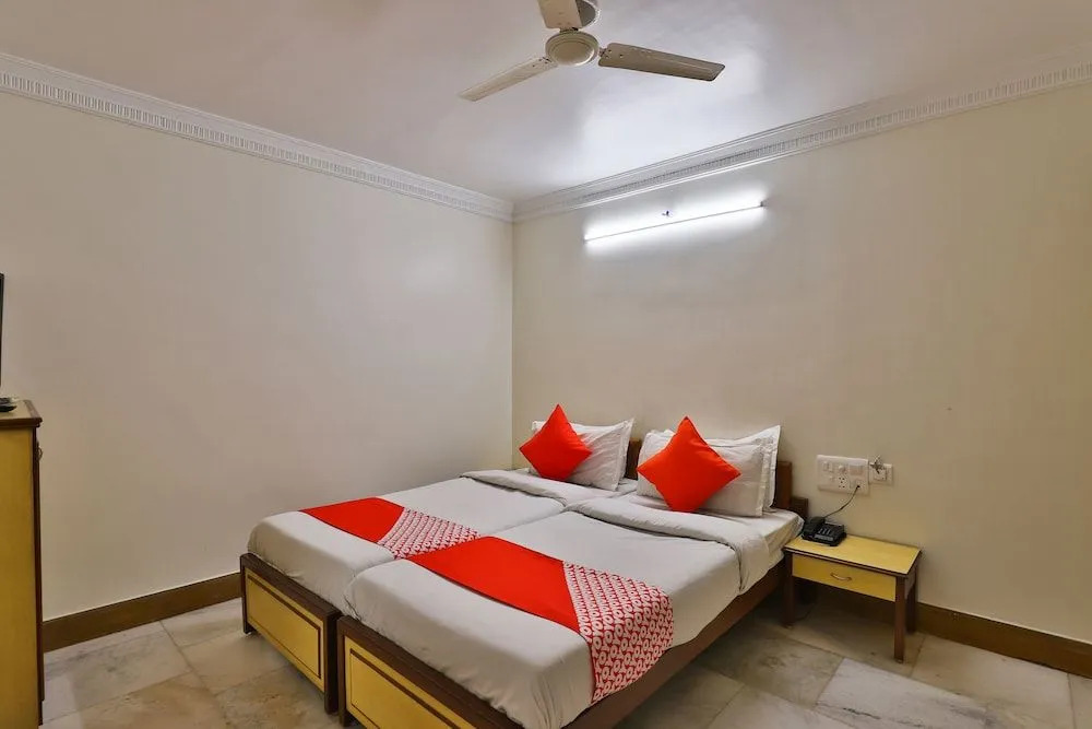 OYO 28667 Hotel Moti Mahal
