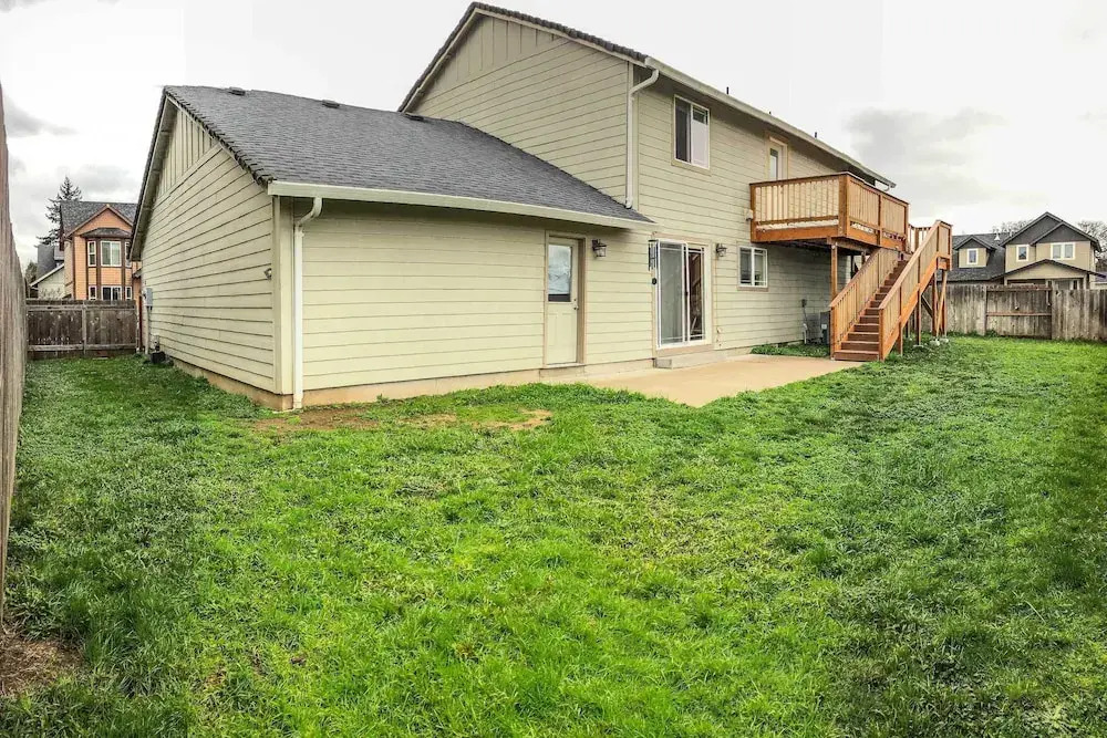 4 Mi to UO! Convenient Springfield Apt w/ Deck