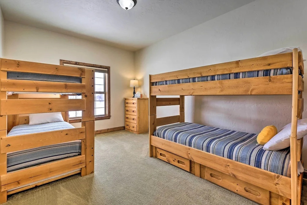 Luxe Rocky Mtn Retreat w/ Hot Tub - By Winter Park