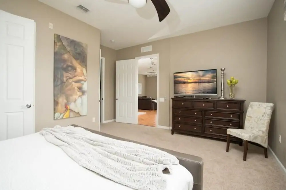 Lake View 3 Br Condo by RedAwning