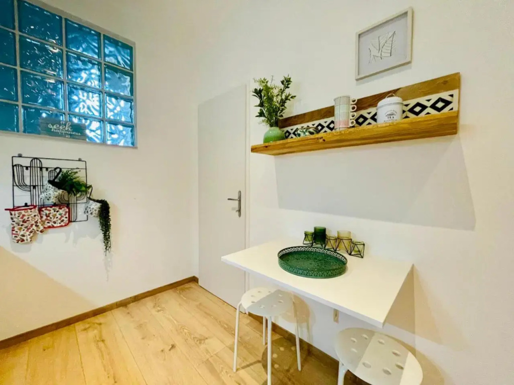 Colorful & Quiet Apartment in Beautiful Viennese Building