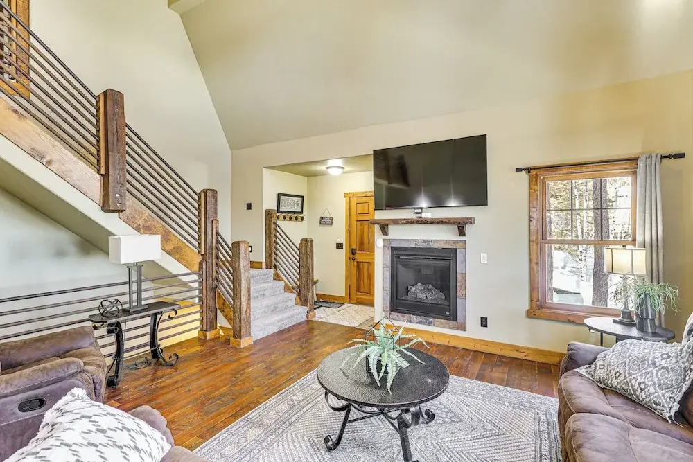 5 Mi to Terry Peak: Spacious Lead Cabin w/ Hot Tub
