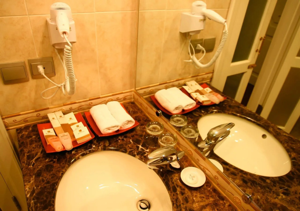 Royal Gate Hotel