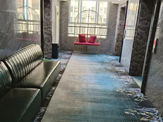 This Shi Hotel (Zhoukou Municipal Government Arts and Science College)