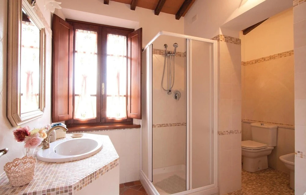 Stunning Home in Ponte Buggianese PT With Wifi and 4 Bedrooms