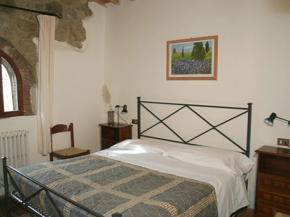 Cosy apartment in the well known Chianti area, with swimming pool and terrace.