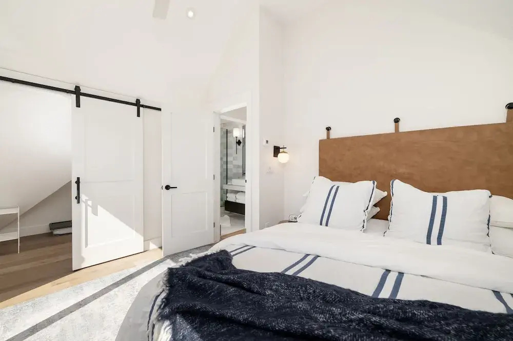Ski Shores 3 Bedroom Cabin by RedAwning