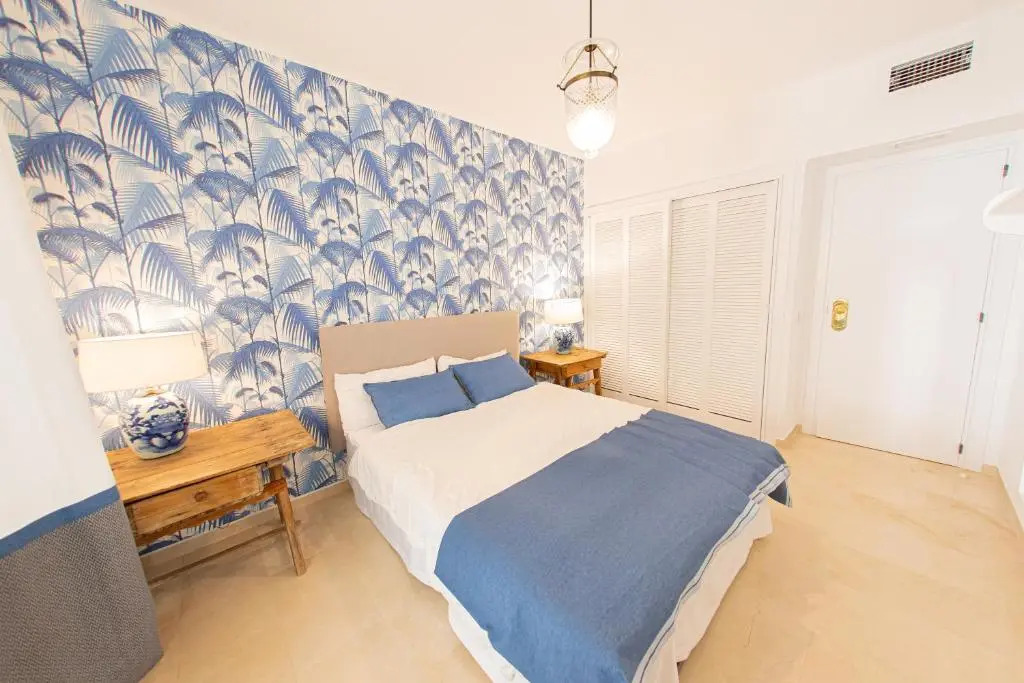 Beautiful 3BEDROOMS/2BATH/Golden Mile