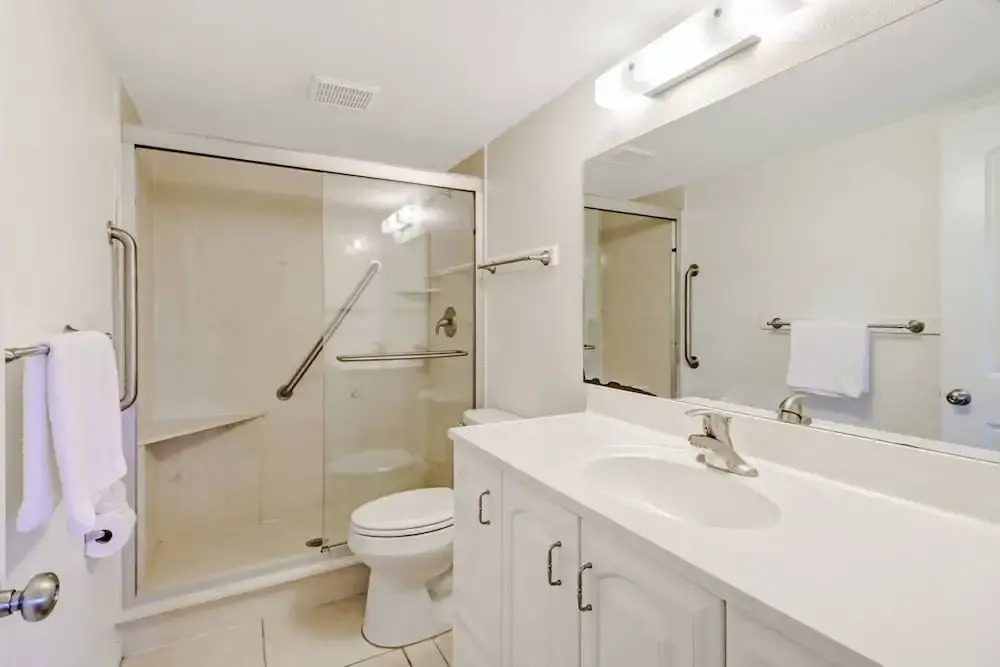 21400 Bay Village Dr #204