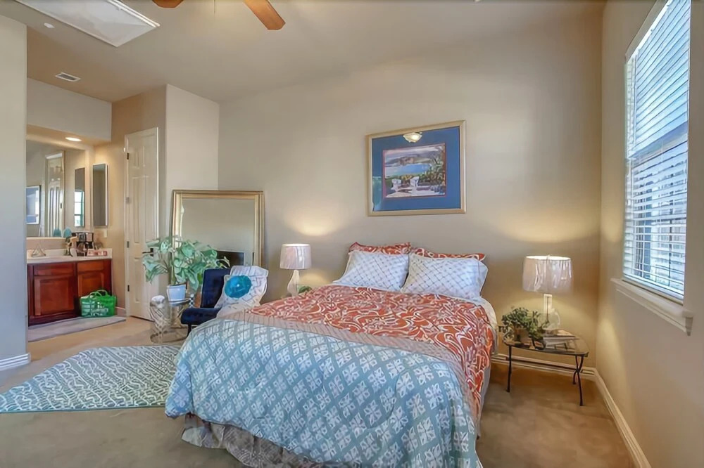 Elm St - 1 Br home by RedAwning