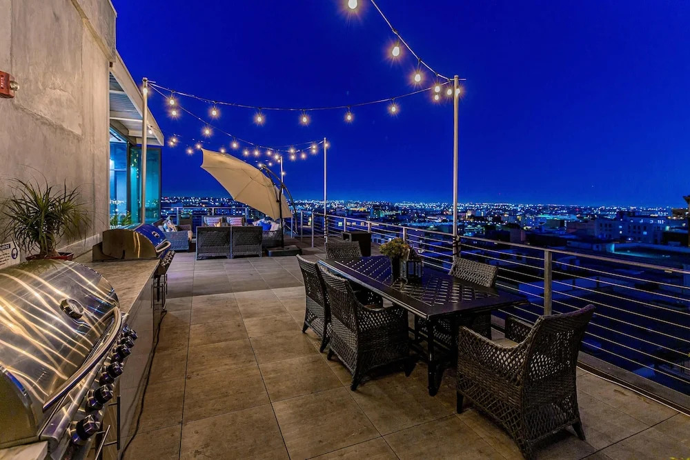 Stylish Deluxe 1BR At HWH by Oneluxstay