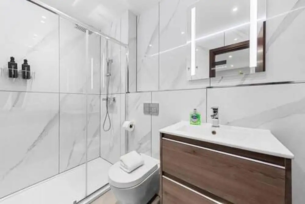 Stylish King Size Bed Studio Near Central London